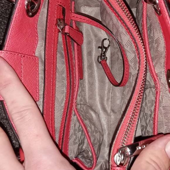 π΄SOLDπ΄πRARE/HTF Michael Korsπ - Cynthia Small Coral Chevron Saffiano Leather - Picture 13 of 16